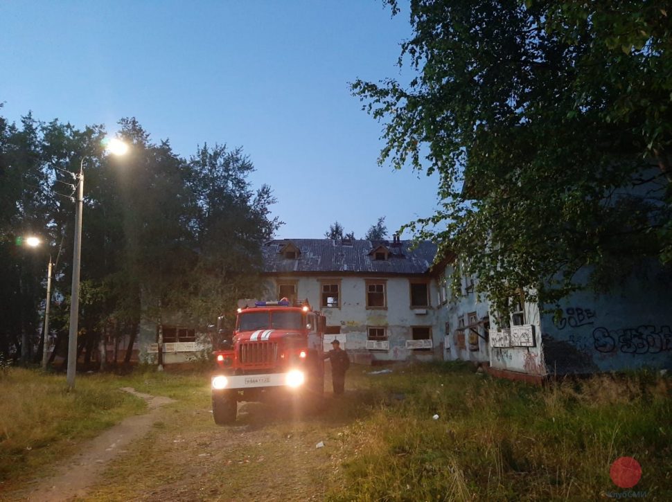 Огнеборцы предотвратили пожар в заброшенной деревяшке Северодвинска